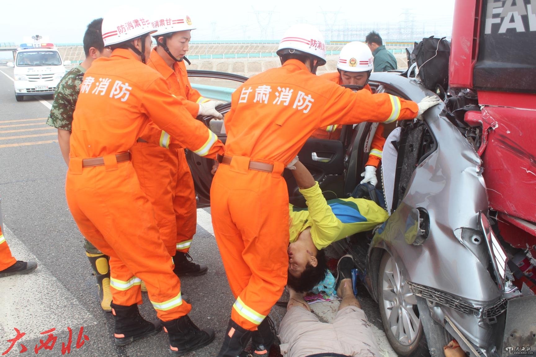 连霍高速甘肃酒泉段两车追尾致两死一伤（组图）