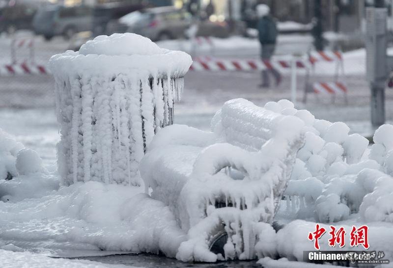 美国中东部遭暴风雪袭击 楼房成冰屋(组图)