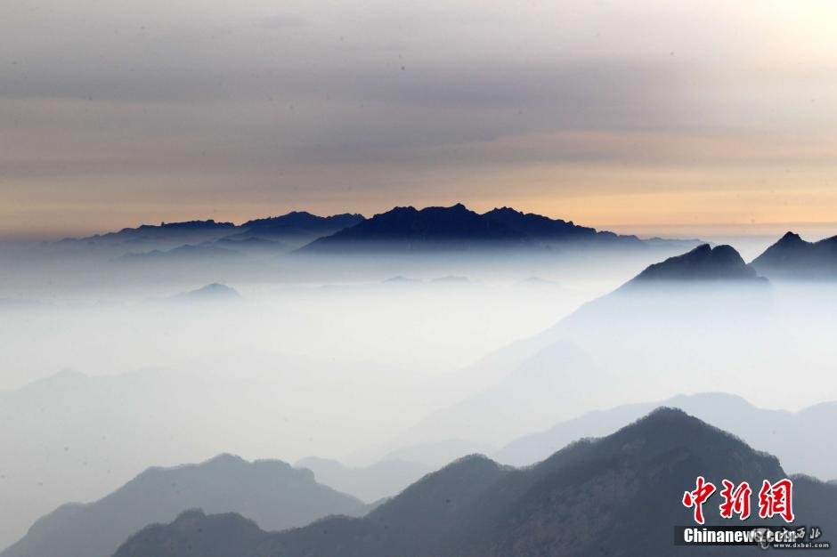 河南老君山现平流云奇观 云雾笼罩似仙境