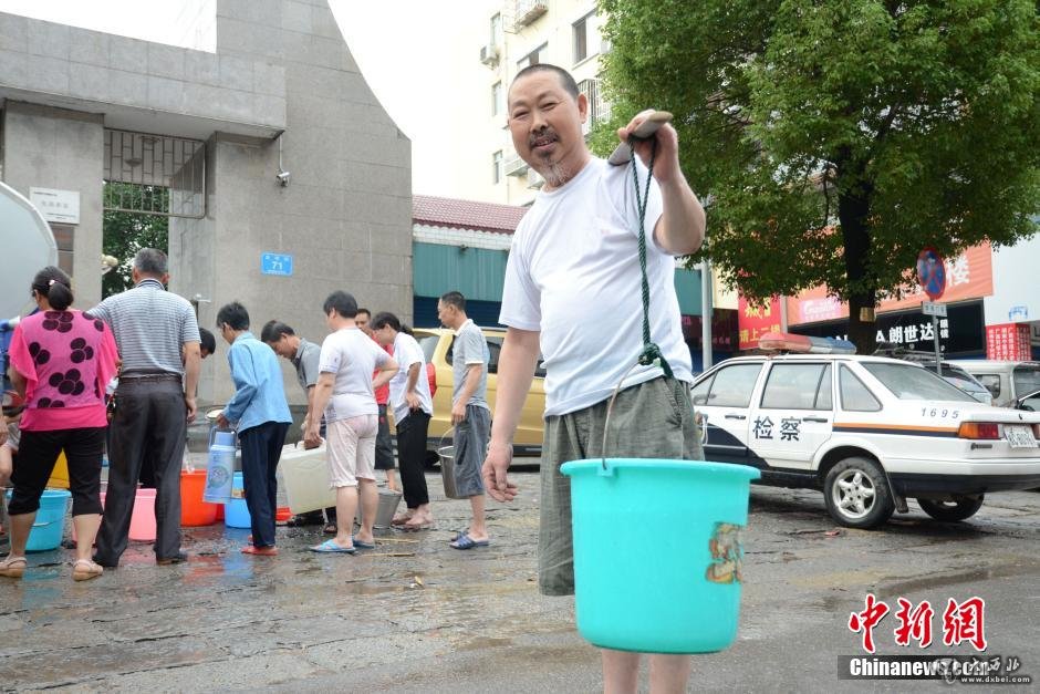 广西恭城县遭暴雨袭击全城停水 民众排队取水