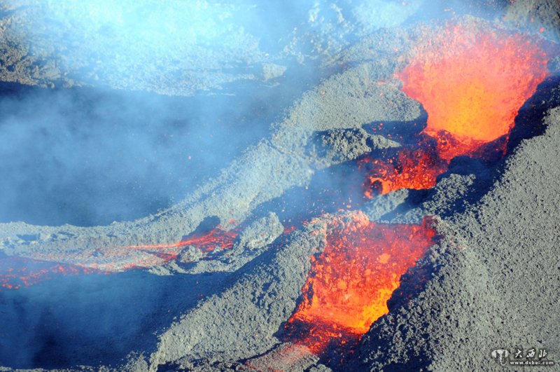 留尼汪岛火山喷发