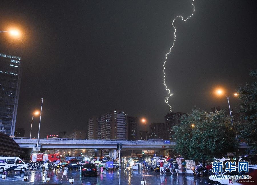 北京雷雨交加 城区多处积水严重