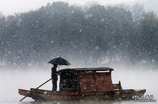 杭州迎入冬首雪 西湖“独钓寒江雪”