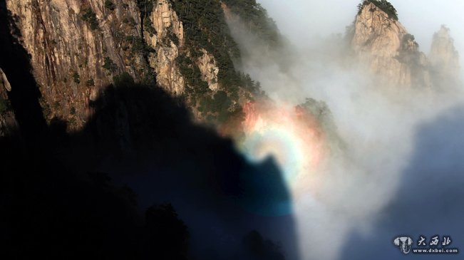 安徽黄山现“佛光”美景