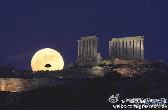 “满月之夜”音乐会每年举行，人们在科林斯考古遗址上静静地聆听莫扎特、贝多芬、皮亚佐拉和门德尔松的经典名作。