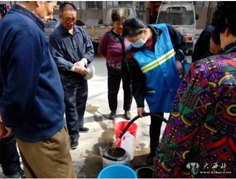 家属院停水 穆柯寨社区为民提供日常用水