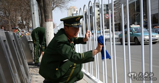 武警官兵走上街头清除卫生死角