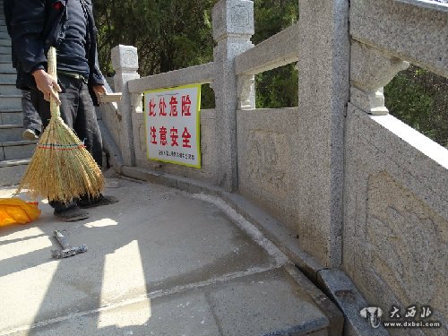 白塔山步道开裂