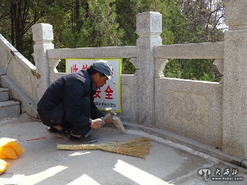 白塔山步道开裂