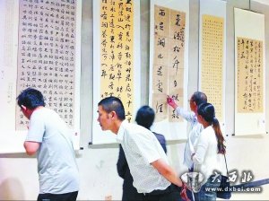 书画爱好者参观全国农民书画展书画作品