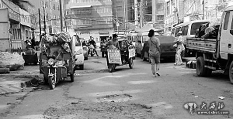 道路坑槽遍布，摊贩云集