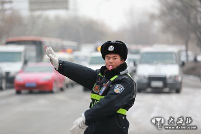 兰州交警全力确保雪天交通安全