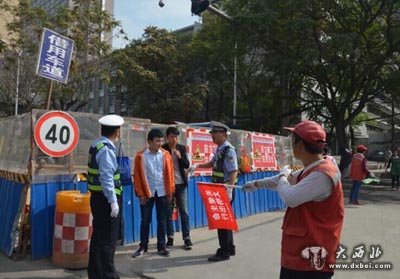 东岗交警专项整治人车抢道现象