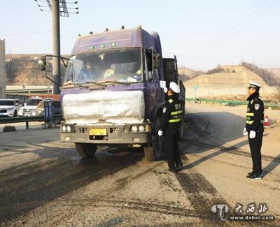 皋兰警方严控限行大货车