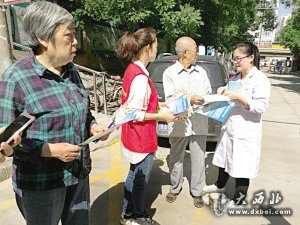 先锋路街道兰玻西社区开展了“目浴阳光 共创文明”宣传活动