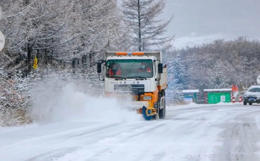 甘肃公路部门“以雪为