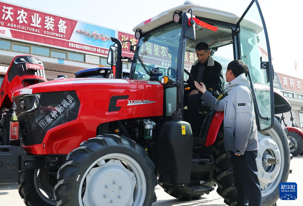 甘肃张掖：农机热销助